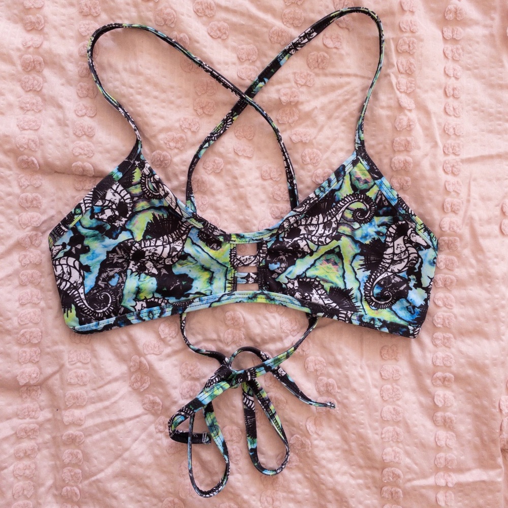 Blue/green Tie-dye seahorse Jolyn triple vent tomcat top